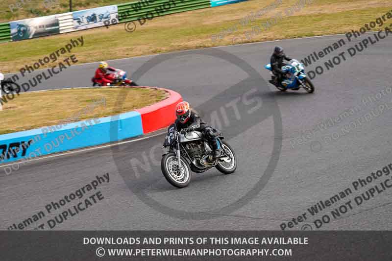 Vintage motorcycle club;eventdigitalimages;mallory park;mallory park trackday photographs;no limits trackdays;peter wileman photography;trackday digital images;trackday photos;vmcc festival 1000 bikes photographs